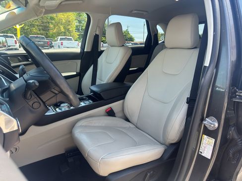 Used 2020 Ford Edge Titanium FWD image 11