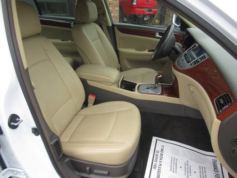 Used 2014 Hyundai Genesis 3.8 RWD image 6