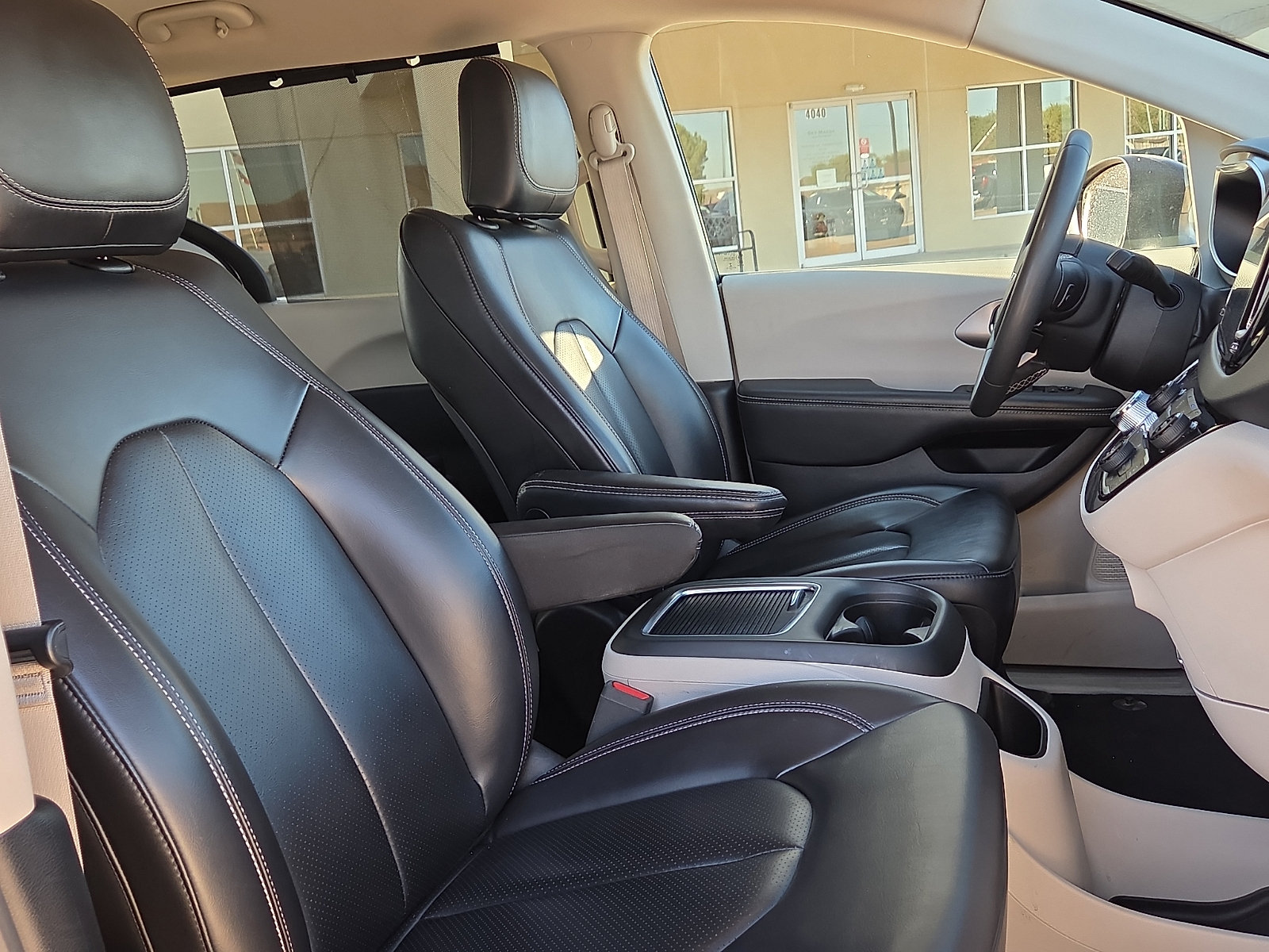 Used 2023 Chrysler Pacifica Touring-L FWD image 15