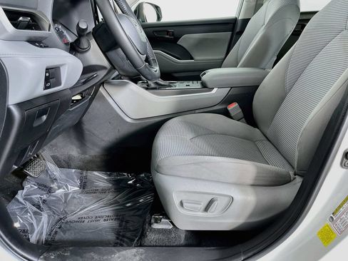 Used 2022 Toyota Highlander LE FWD image 26
