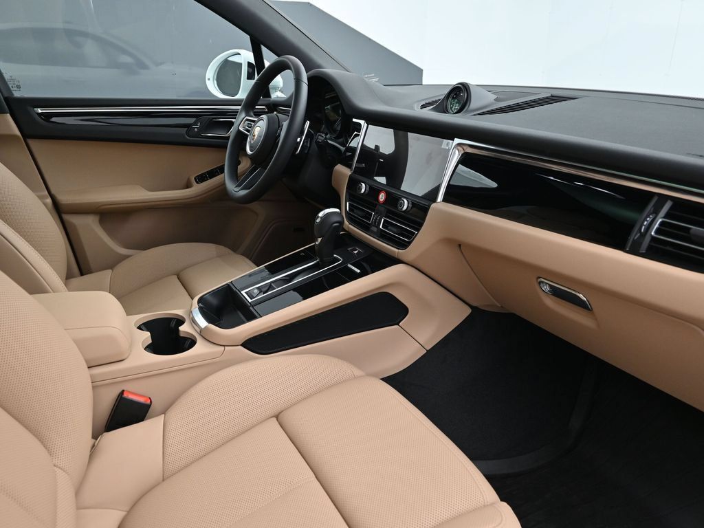 Certified 2026 Porsche Macan AWD/4WD image 14