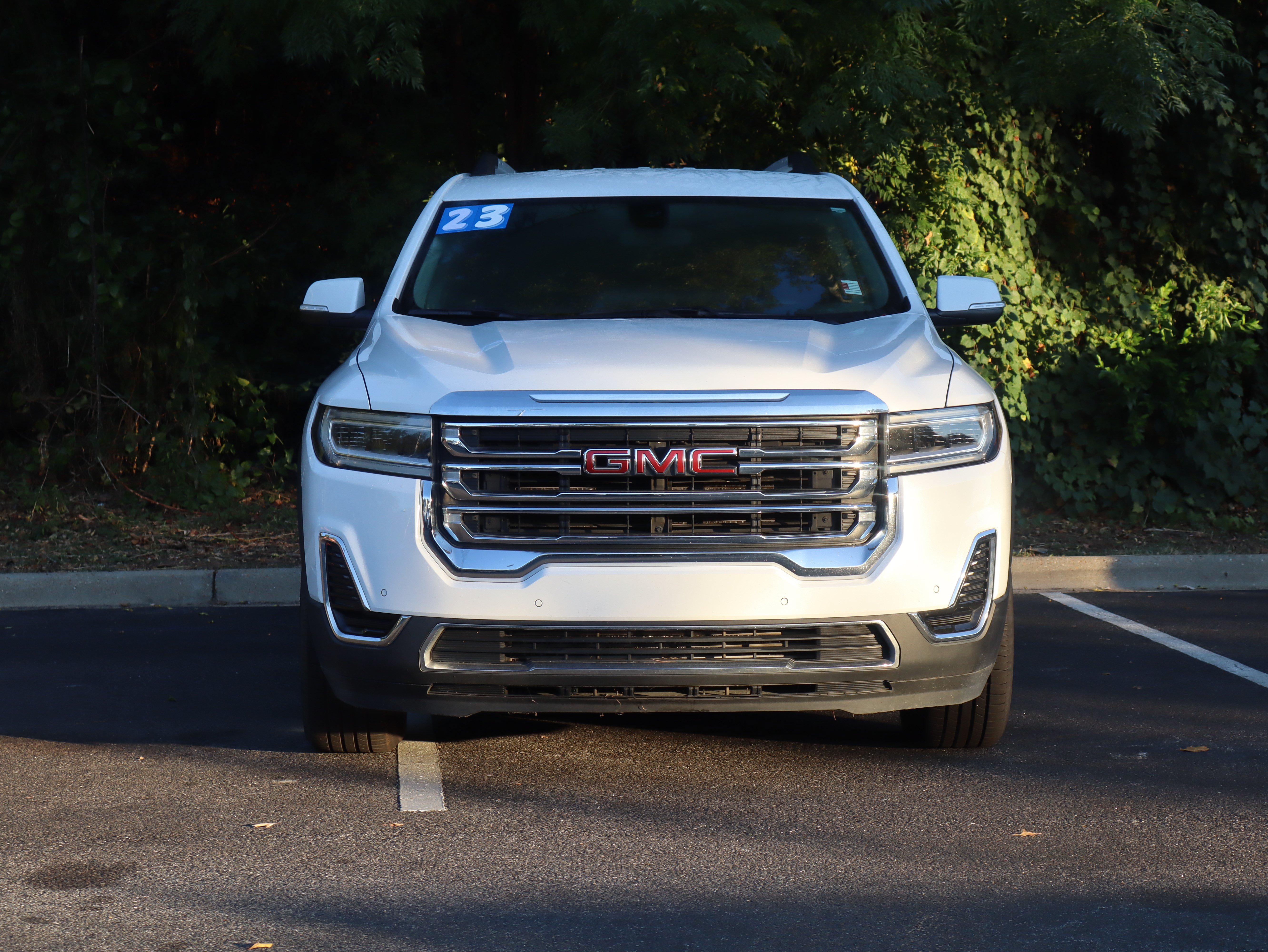 Used 2023 GMC Acadia SLE w/ Driver Convenience Package FWD image 3