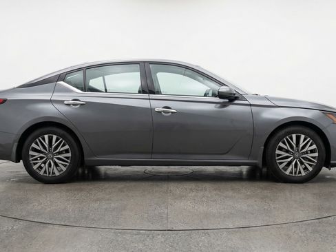 Used 2025 Nissan Altima 2.5 SV FWD image 11