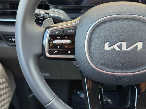Used 2025 Kia Carnival SX FWD image 22