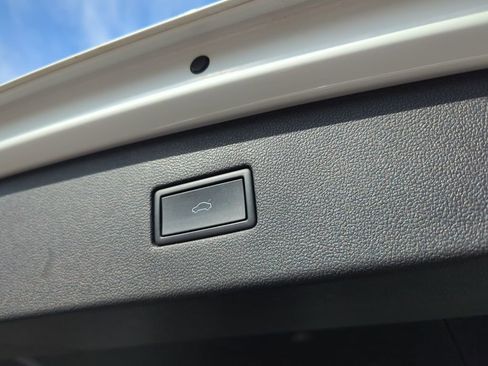 Used 2022 Volkswagen Tiguan SEL R-Line image 41