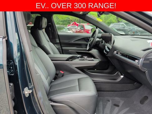 Used 2024 Cadillac Lyriq Luxury AWD/4WD image 37