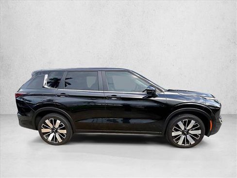 Used 2025 Mitsubishi Outlander SE FWD image 3