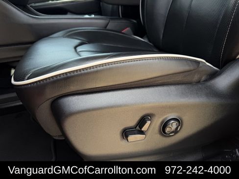 Used 2025 Chrysler Pacifica Limited FWD image 29