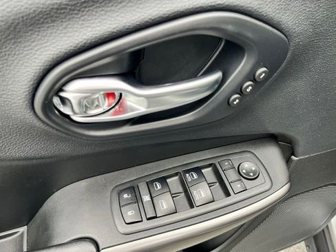 Used 2019 Jeep Cherokee Limited AWD/4WD image 18