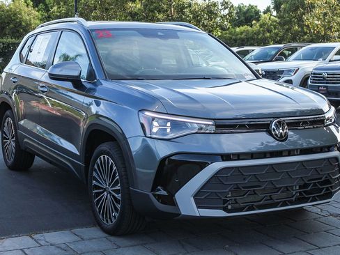 Used 2025 Volkswagen Taos SE w/ Panoramic Sunroof Package FWD image 3