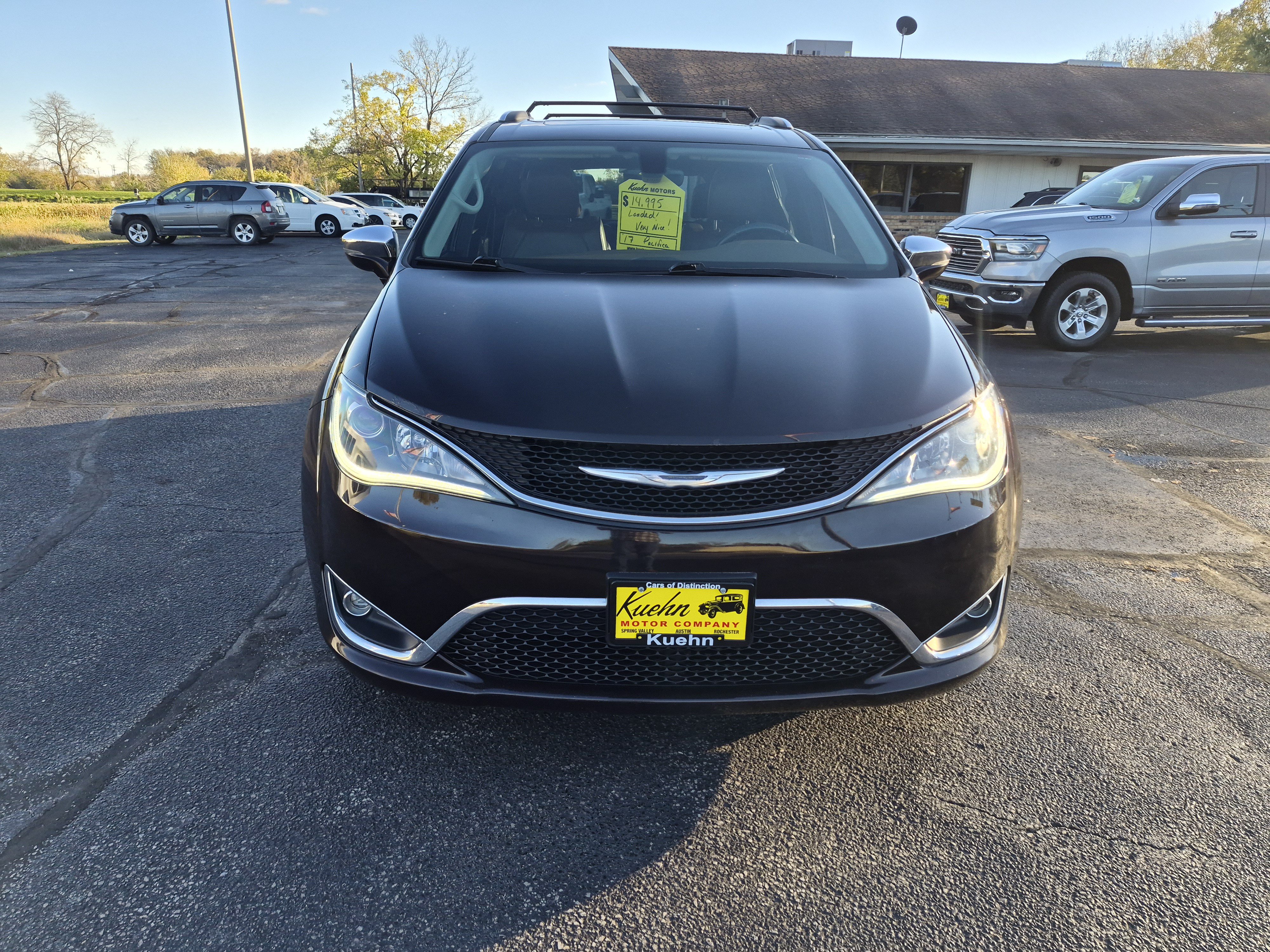 Used 2017 Chrysler Pacifica Limited FWD image 3