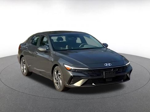 Used 2025 Hyundai Elantra SEL image 3