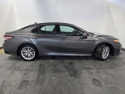 Used 2019 Toyota Camry XLE image 6