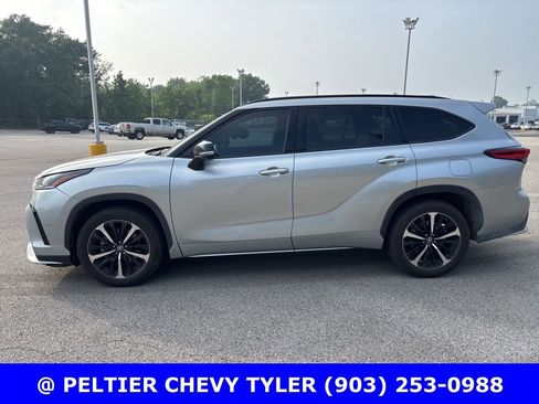 Used 2021 Toyota Highlander XSE FWD image 4