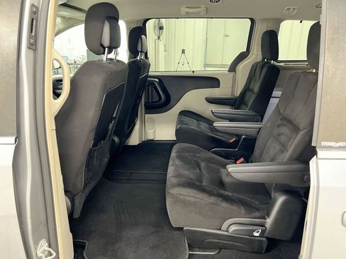 Used 2014 Chrysler Town & Country Touring image 17