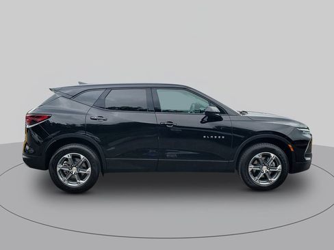 Used 2025 Chevrolet Blazer LT FWD image 2