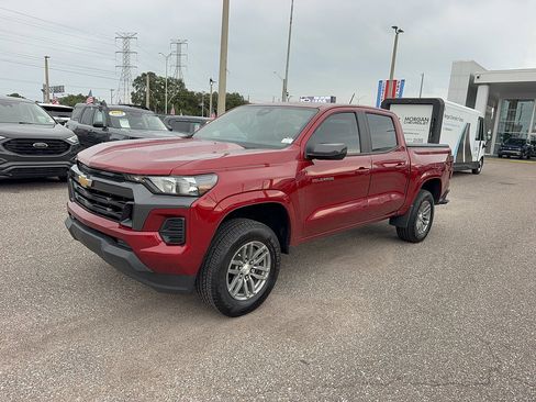 Used 2024 Chevrolet Colorado LT RWD image 2