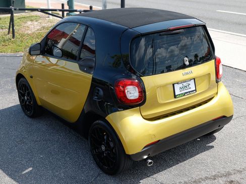 Used 2017 smart fortwo Proxy RWD image 8