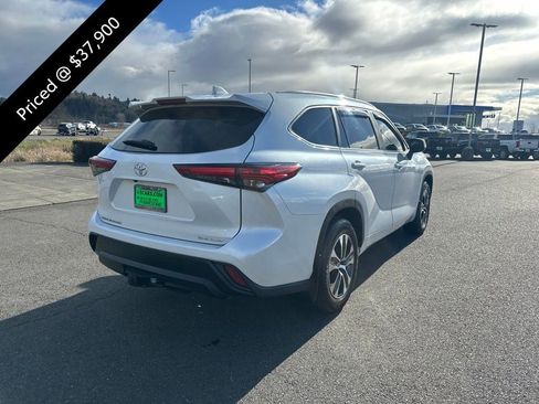 Used 2023 Toyota Highlander XLE image 5