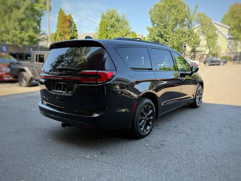 Used 2022 Chrysler Pacifica Touring-L w/ S Appearance Package AWD/4WD image 14
