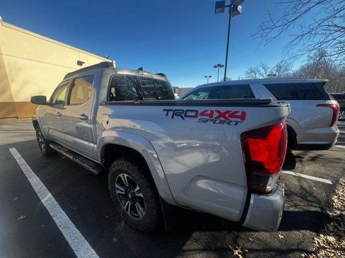 Used 2018 Toyota Tacoma TRD Sport image 7