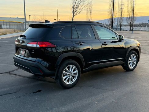 Used 2022 Toyota Corolla Cross LE w/ Moonroof Package image 12