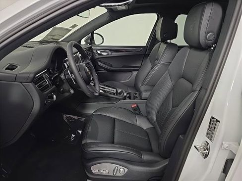 Certified 2025 Porsche Macan Turbo image 5