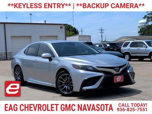 Used 2021 Toyota Camry SE FWD image 1