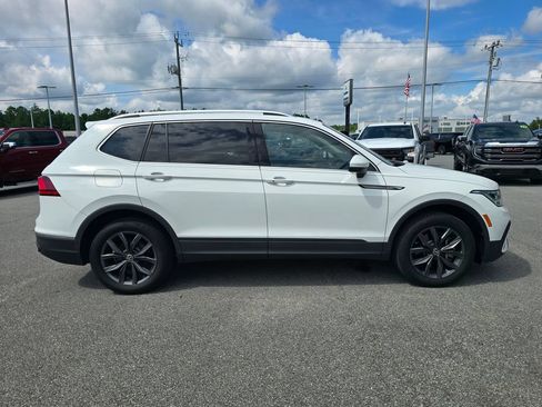 Used 2022 Volkswagen Tiguan SE AWD/4WD image 2