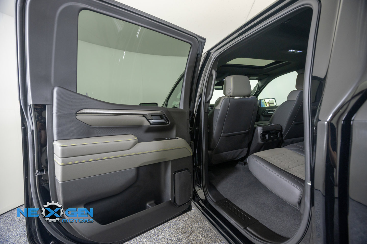 Used 2025 Chevrolet Silverado 1500 ZR2 w/ Technology Package AWD/4WD image 27