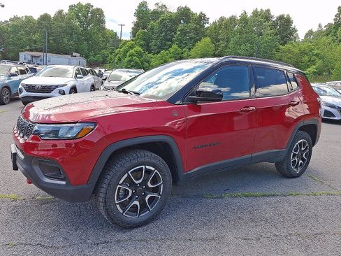 Used 2025 Jeep Compass Trailhawk AWD/4WD image 3