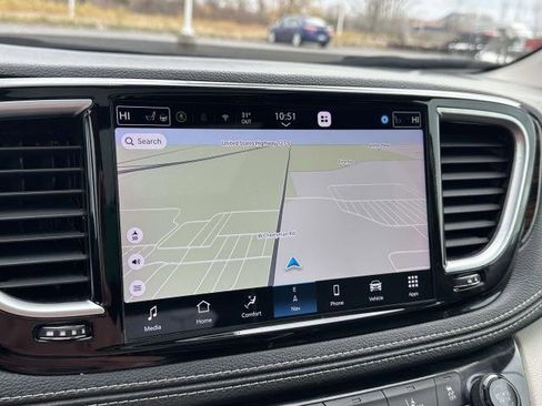 Used 2023 Chrysler Pacifica Limited image 19