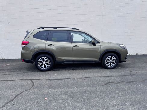 Used 2023 Subaru Forester Premium image 5