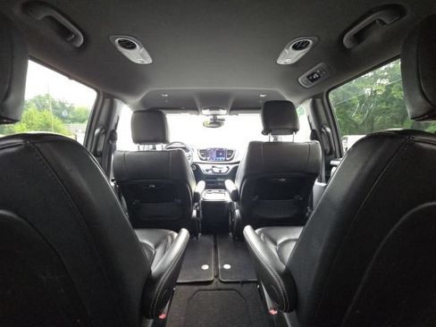 Used 2022 Chrysler Pacifica Touring-L w/ S Appearance Package FWD image 19