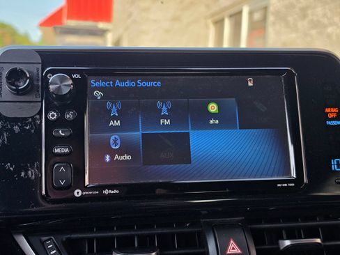 Used 2018 Toyota C-HR XLE FWD image 12