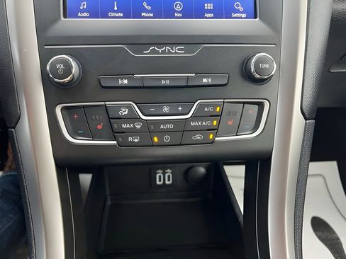 Used 2020 Ford Fusion SE image 21