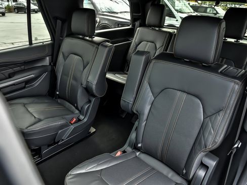 New 2024 Ford Expedition Platinum image 9