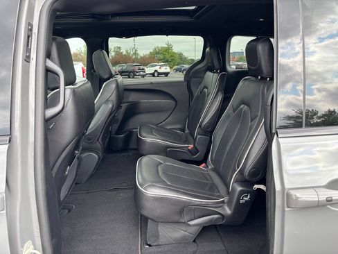Used 2025 Chrysler Pacifica Limited FWD image 20