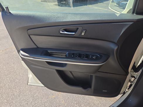 Used 2010 GMC Acadia SLT AWD/4WD image 17
