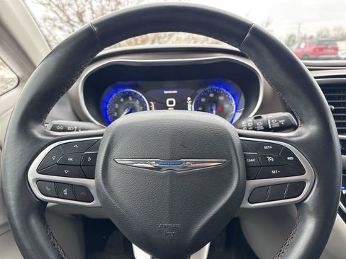 Used 2018 Chrysler Pacifica Touring-L Plus image 14