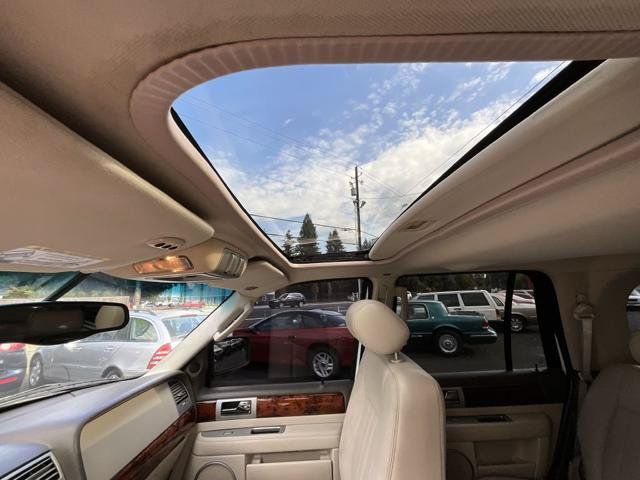 Used 2004 Lincoln Navigator Luxury AWD/4WD image 13
