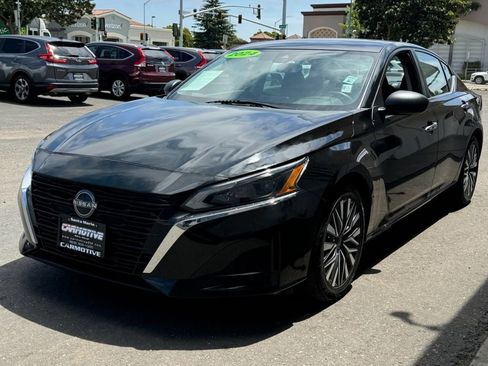 Used 2024 Nissan Altima 2.5 SV FWD image 3