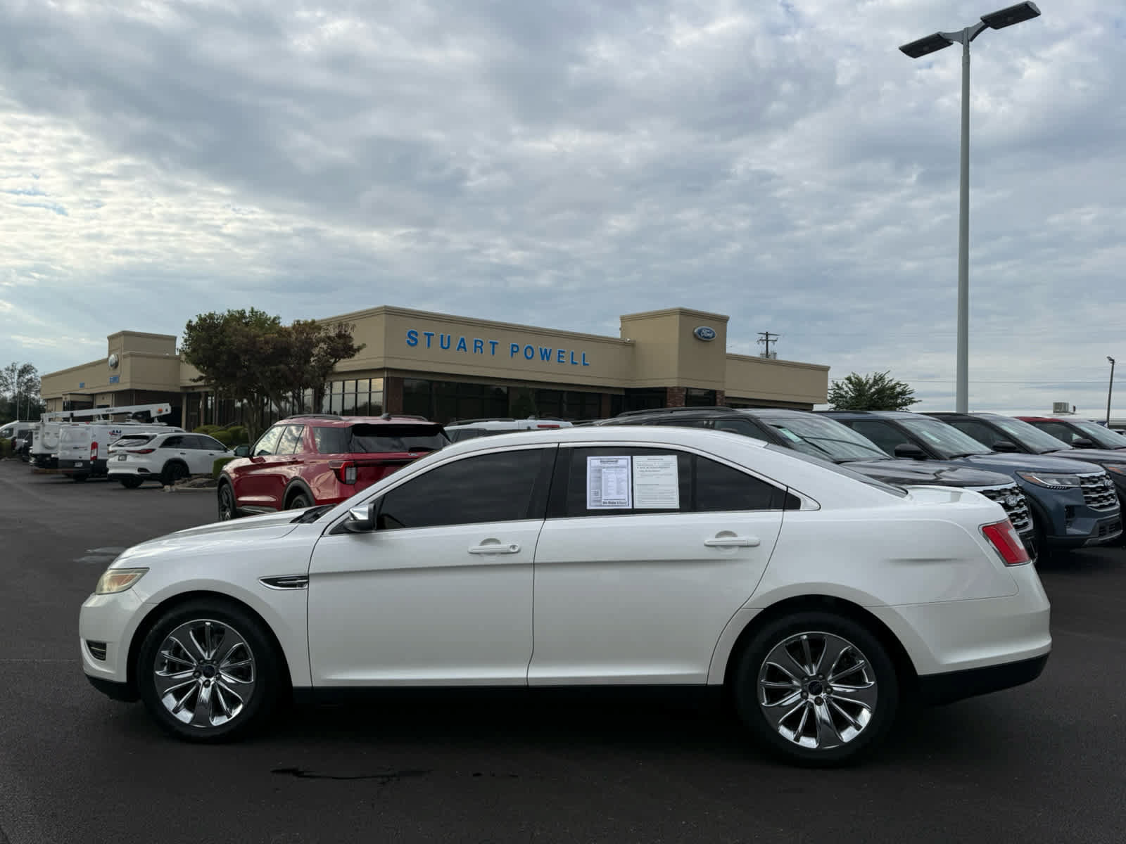 Used 2010 Ford Taurus Limited FWD image 24