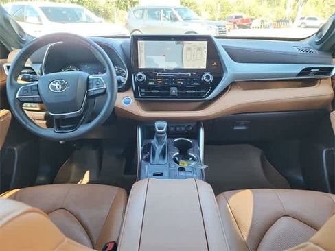 Used 2021 Toyota Highlander Platinum image 12