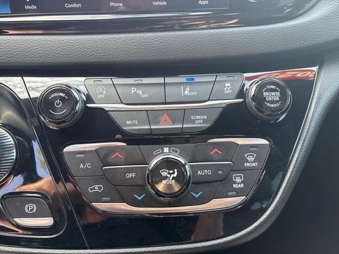 Used 2025 Chrysler Pacifica Select FWD image 18