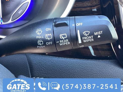 Used 2024 Chrysler Pacifica Limited FWD image 32