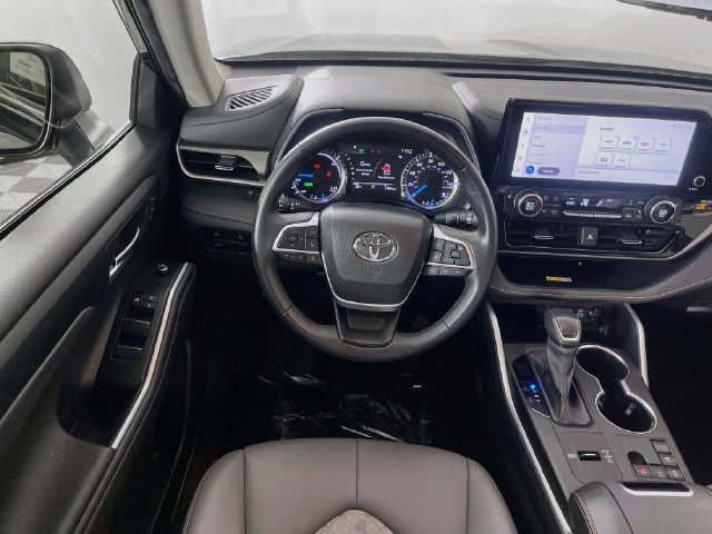 Used 2023 Toyota Highlander Bronze Edition FWD image 23