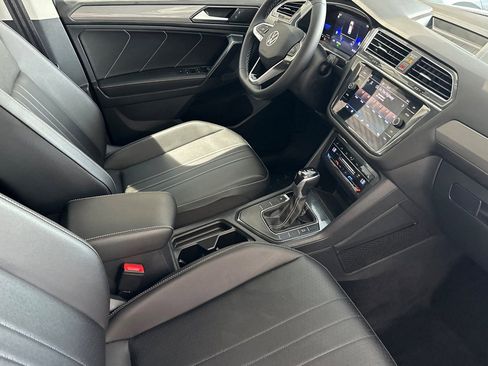 Certified 2023 Volkswagen Tiguan SE FWD image 17