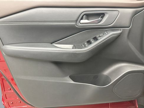 Used 2023 Nissan Rogue SV w/ SV Premium B Package image 9