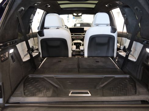 Used 2024 BMW X7 xDrive40i w/ M Sport Package AWD/4WD image 7